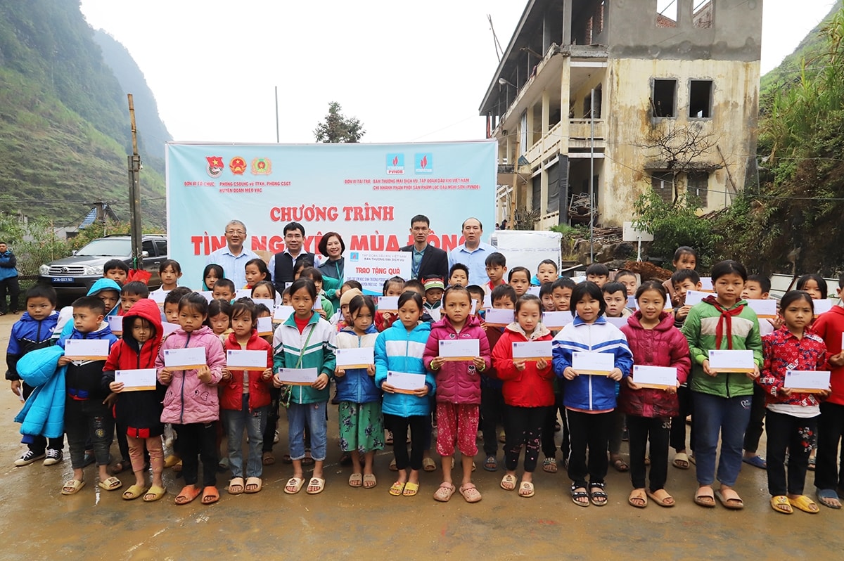 Trao học bổng cho các em học sinh có thành tích học tập xuất sắc của Trường PTDT Bán trú Tiểu học xã Sủng máng, huyện Mèo Vạc Trao học bổng cho các em học sinh có thành tích học tập xuất sắc của Trường PTDT Bán trú Tiểu học xã Sủng máng, huyện Mèo Vạc