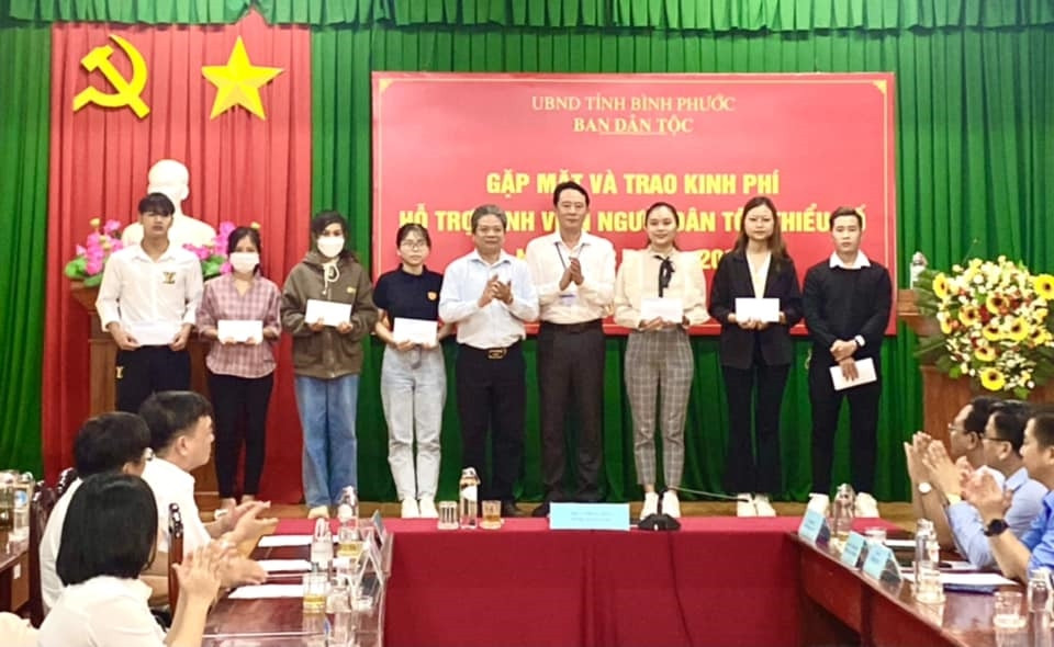 Ông Lý Trọng Nhân - Trưởng Ban Dân tộc tỉnh và ông Đỗ Đại Đồng - Phó Chủ tịch Ủy ban MTTQ Việt Nam tỉnh trao kinh phí hỗ trợ cho các sinh viên DTTS
