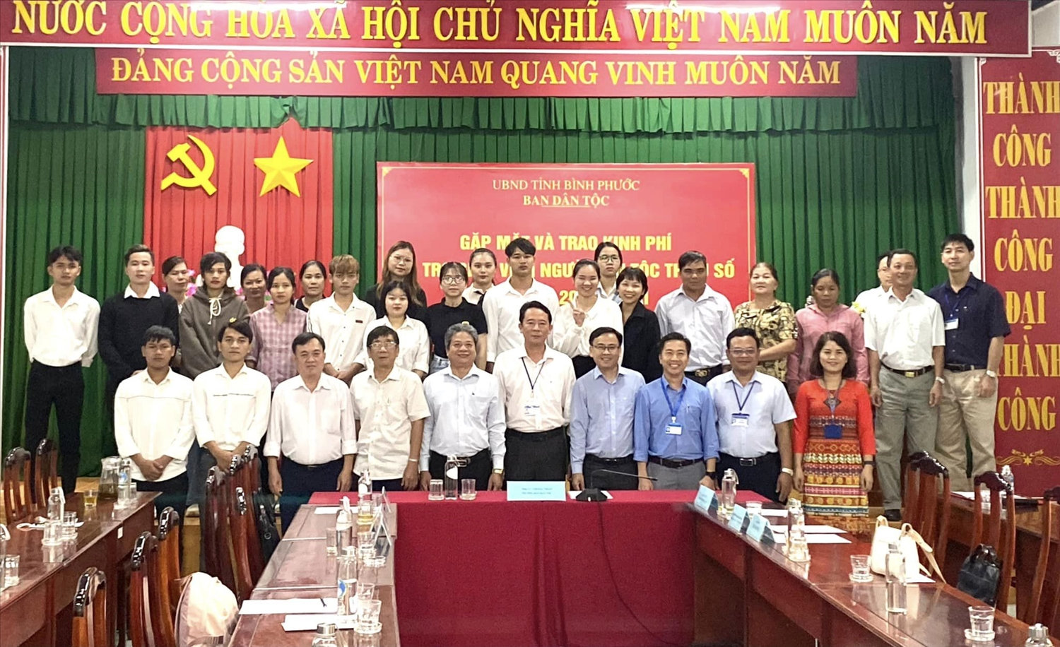 Các đại biểu chụp hình lưu niệm cùng các em sinh viên DTTS.