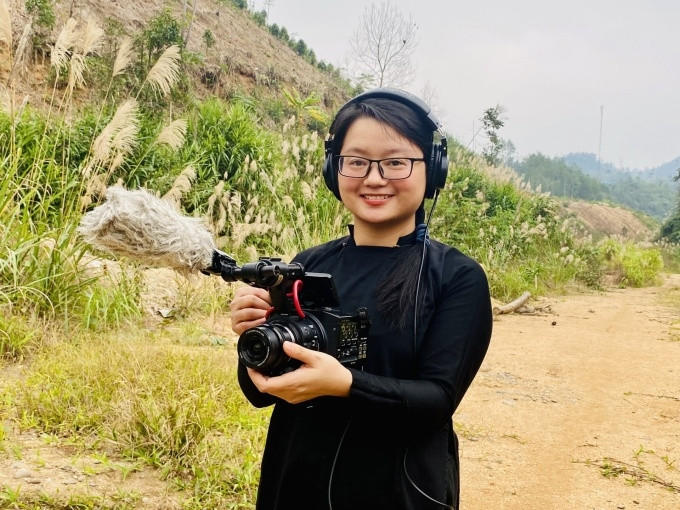 Hà Lệ Diễm với trang phục dân tộc Tày trong một lần tác nghiệp. Ảnh: Nhân vật cung cấp