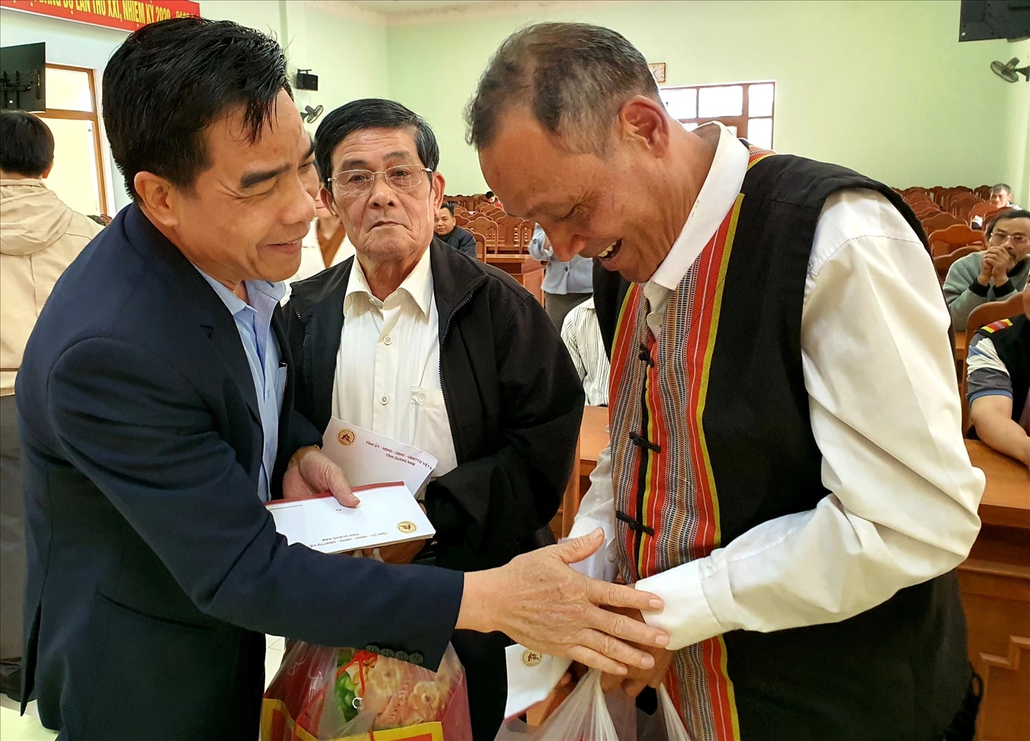 Ông Lê Văn Dũng, Phó Bí thư tỉnh Quảng Nam trao quà Tết đến Người có uy tín, già làng của huyện Phước Sơn Ông Lê Văn Dũng, Phó Bí thư tỉnh Quảng Nam trao quà Tết đến Người có uy tín, già làng của huyện Phước Sơn