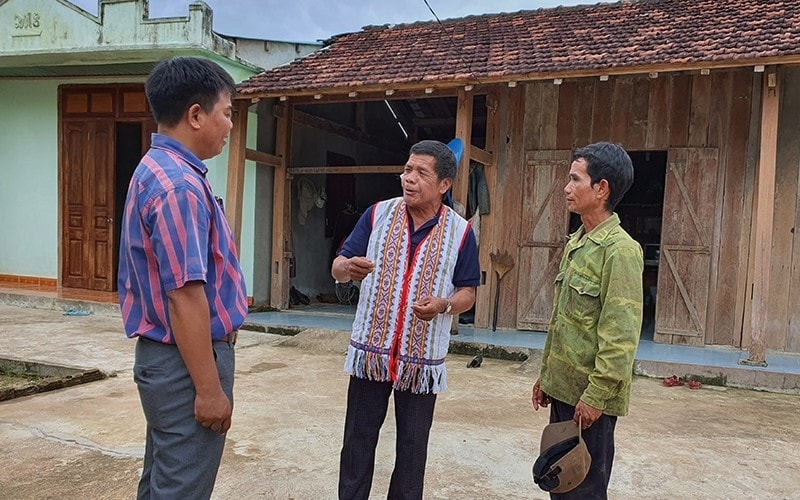 Già làng Hồ Văn Meo thôn làng Triên, xã Phước Kim, huyện Phước Sơn đã tuyên truyền, vận động mọi người trong bản cùng nhau thực hiện nếp sống văn minh và phong trào xây dựng Nông thôn mới. Già làng Hồ Văn Meo thôn làng Triên, xã Phước Kim, huyện Phước Sơn đã tuyên truyền, vận động mọi người trong bản cùng nhau thực hiện nếp sống văn minh và phong trào xây dựng Nông thôn mới.