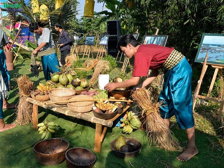 Để chuẩn bị cho Lễ hội Ok Om Bok vào ngày Rằm tháng Mười âm lịch, đồng bào Khmer chuẩn bị các loại nông sản đã được trồng cấy trong vụ mùa: Lúa nếp chín rộ; rặng dừa say trái; vườn chuối chín vàng; khoai, môn cho củ; loài hoa khoe sắc…