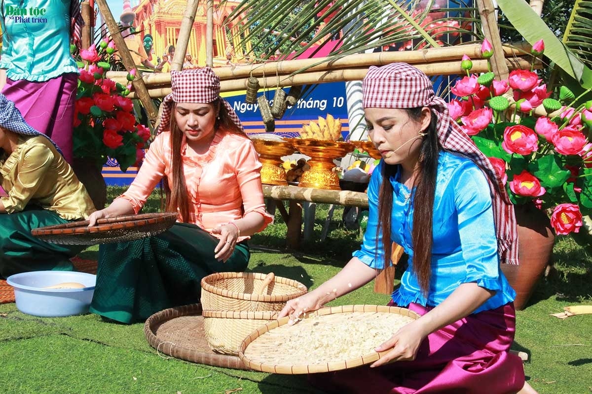 Các nam nữ thanh niên Khmer chế biến nông sản thành các lễ vật cúng trăng. Trong các vật phẩm lễ Ok Om Bok luôn có cốm dẹt – vật phẩm gắn với hình tượng tín ngưỡng về nền văn minh lúa nước của người Khmer
