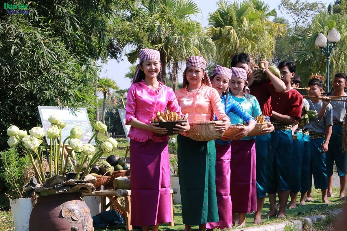 Sau khi chuẩn bị xong các lễ vật, đồng bào thực hiện các nghi lễ cúng Trăng. Vào đêm rằm tháng 10, những lễ vật được bày lên bàn thờ, khi trăng lên khỏi rặng cây trước ngõ (tầm 19 giờ 30 phút), bà con tiến hành nghi lễ cúng Trăng. (Trong ảnh: Các lễ vật đã được đồng bào chuẩn bị cho nghi lễ Cúng Trăng )