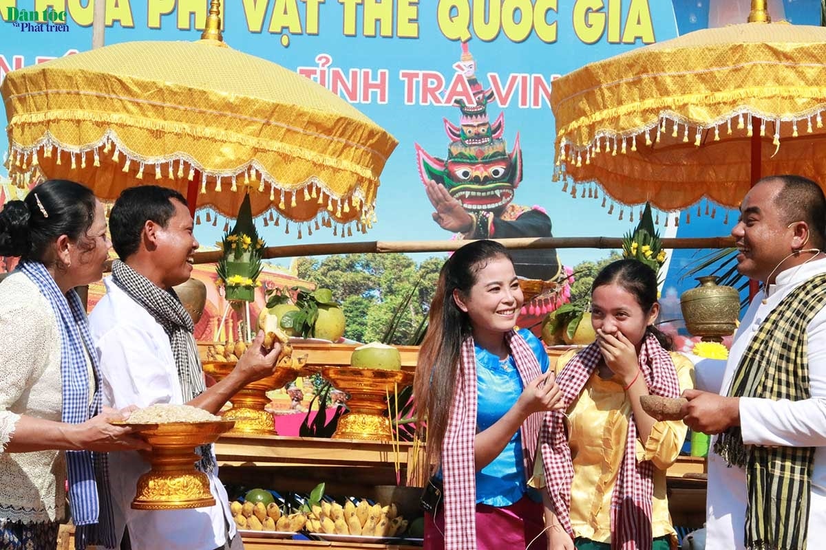 Sau khi cầu nguyện, cúng bái xong, chủ trì buổi lễ vừa đút cốm dẹp và quả chuối vào miệng các em thiếu nhi và thanh thiếu niên, vừa hỏi ước nguyện của các em trong tương lai, có em ước nguyện làm cô giáo, có em ước nguyện làm bác sĩ, làm kỹ sư, làm công an...những ước mơ của các em được xem là tiền đề để các bậc phụ huynh làm cha, làm mẹ lưu tâm, tạo điều kiện để các em thực hiện được những ước mơ đó