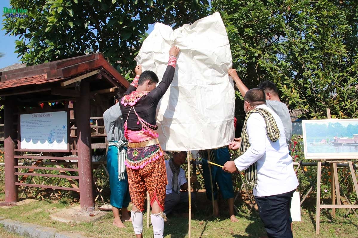 Sau khi thực hiện xong nghi lễ cúng trăng, đồng bào thực hiện nghi thức thả đèn gió nhằm gửi gắm những ước nguyện của con người về mưa thuận gió hòa, mùa màng bội thu, cuộc sống no đủ đến với Thần Mặt Trăng