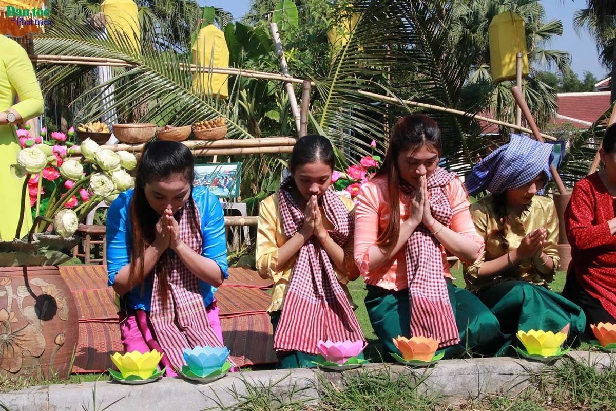 Trong đêm cúng Trăng, bà con thả hoa đăng xuống ao, hồ, sông, suối, kênh, rạch tùy theo địa hình nơi cư trú nhằm tỏ lòng biết ơn đến Thần Nước, hay Mẹ Nước là cội nguồn của sự sống