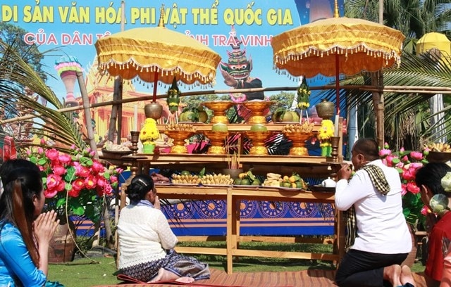 Nghi lễ cúng Trăng diễn ra theo từng hộ gia đình, hoặc vài hộ gia đình sinh sống liền kề. Trong nghi lễ này, chủ trì buổi lễ là cụ ông, trụ cột của gia đình hoặc người có uy tín trong xóm, tiếp đến là trẻ con, thanh niên, thiếu nữ, các bậc phụ huynh của trẻ con cùng tham dự