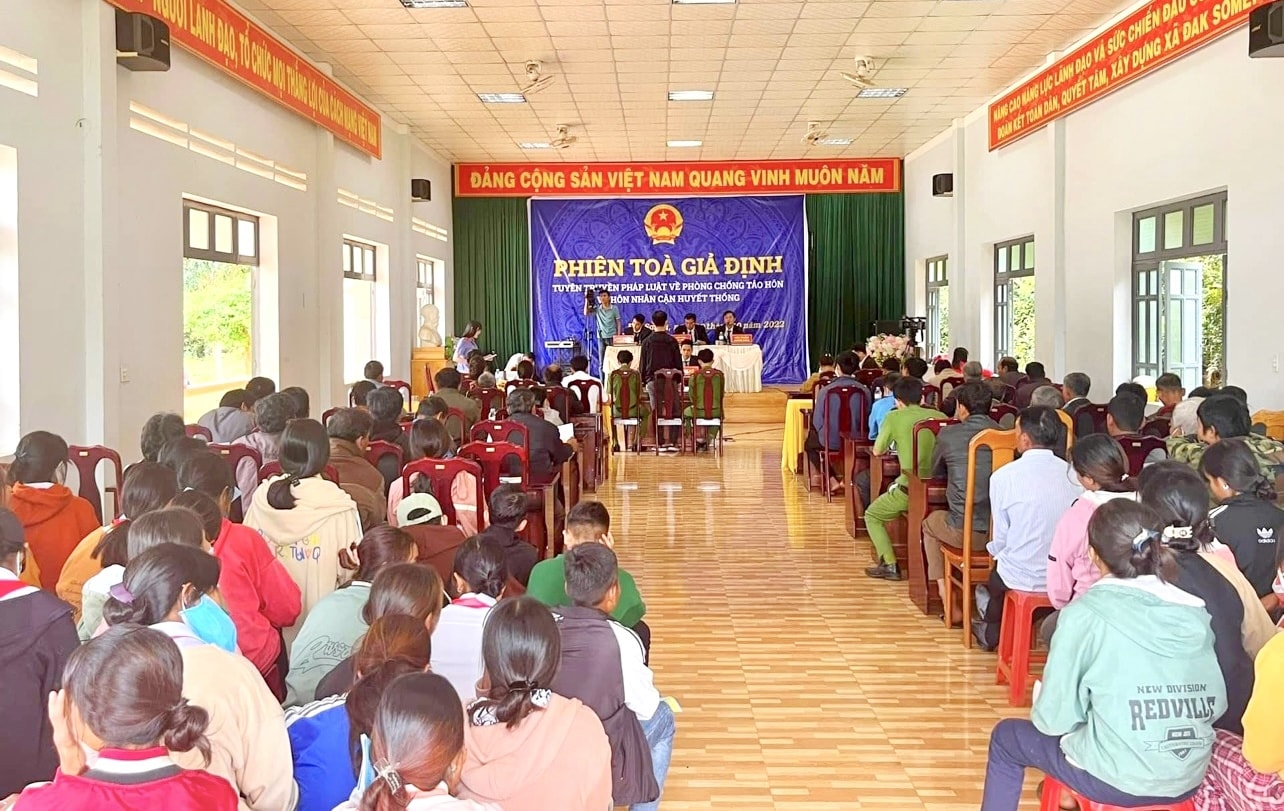 Phiên tòa đã thu hút đông đảo người dân đến theo dõi nội dung xét xử sơ thẩm vụ án giả định