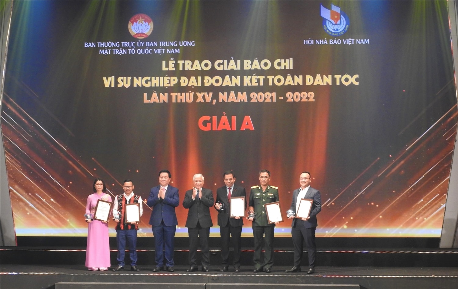 Trao giải cho các tác giả, nhóm tác giả đoạt giải A, Giải báo chí “ Vì sự nghiệp Đại Đoàn kết toàn dân tộc”.