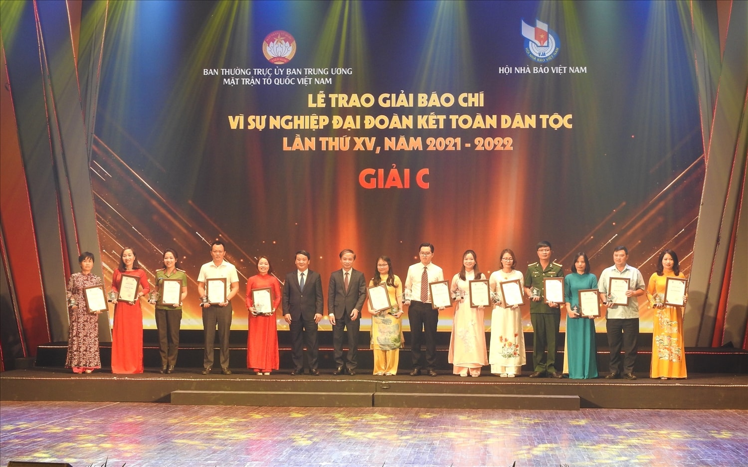 Trao giải cho các tác giả, nhóm tác giả đoạt giải C, Giải báo chí “ Vì sự nghiệp Đại Đoàn kết toàn dân tộc”.