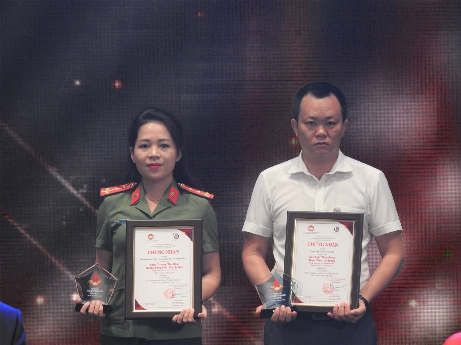 Nhà báo Phạm Tiến (bên phải), đại diện Nhóm tác giả Báo Dân tộc và Phát triển nhận giải C, Giải báo chí “ Vì sự nghiệp Đại Đoàn kết toàn dân tộc”.