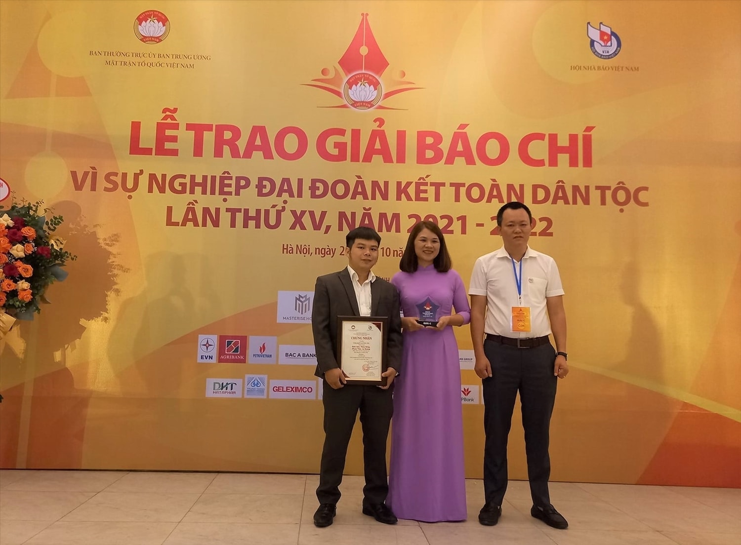 Nhóm tác giả Báo Dân tộc và Phát triển nhận giải C, Giải báo chí “ Vì sự nghiệp Đại Đoàn kết toàn dân tộc”.