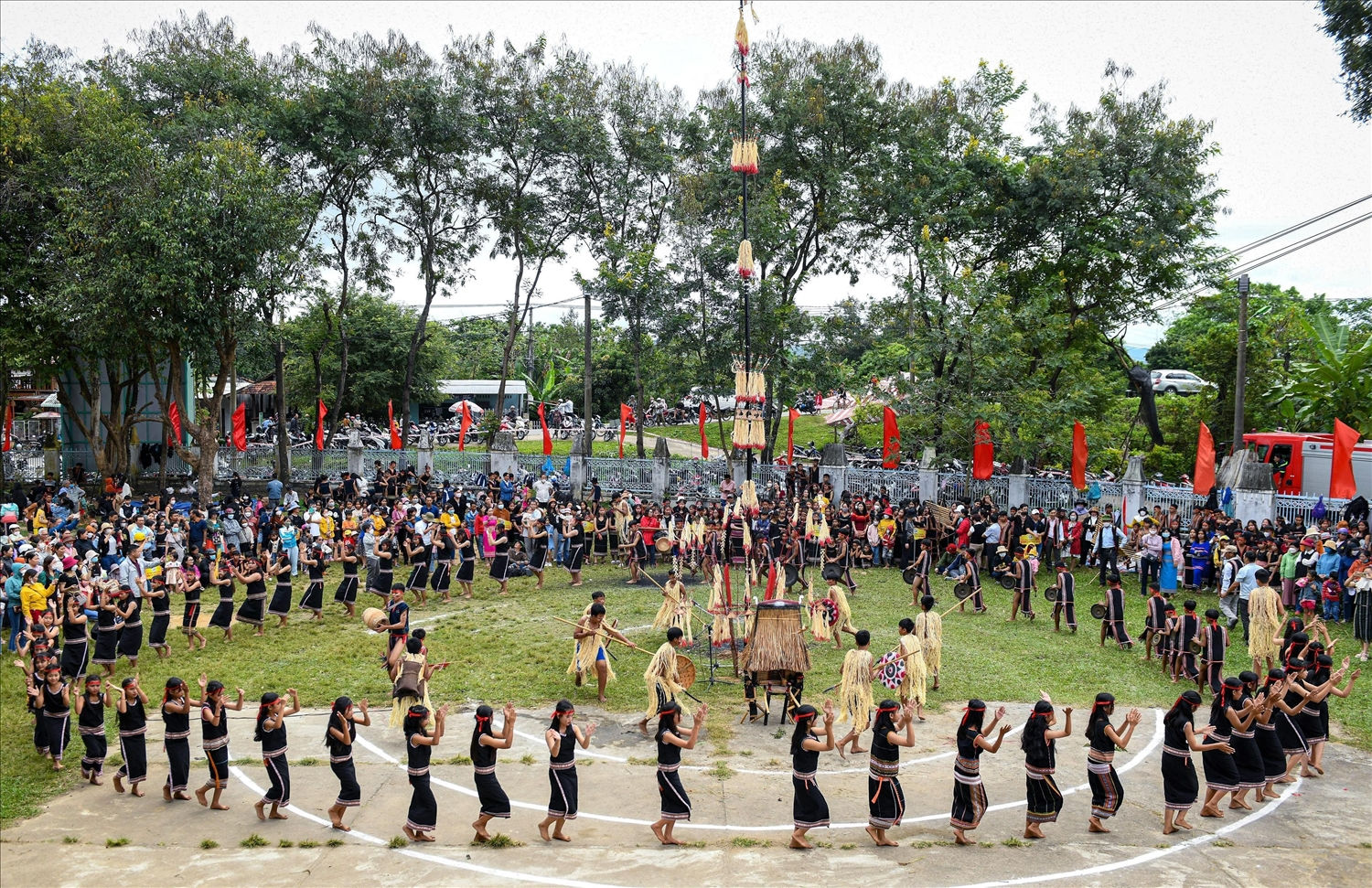 Khai mạc Liên hoan Cồng chiêng - Múa xoang, thi trang phục DTTS dành cho học sinh