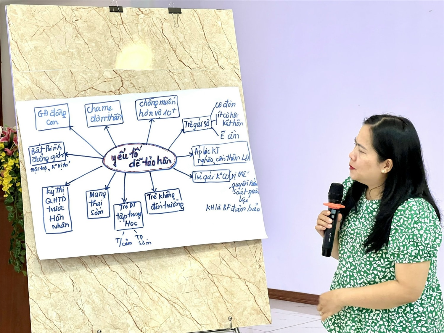 Lực lượng tuyên truyền viên pháp luật, hòa giải viên ở cơ sở, người có uy tín là “cầu nối” hữu hiệu để truyền tải thông tin, chính sách, pháp luật đến với người dân