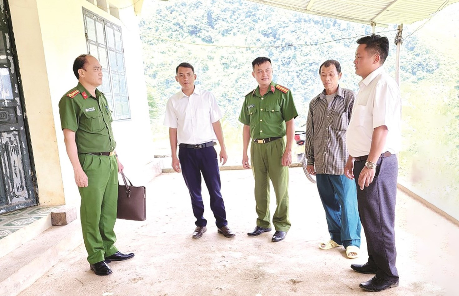 Lãnh đạo Công an huyện Bảo Lạc cũng thường xuyên bám nắm địa bàn tham gia, vận động, tuyên truyền cho người dân không vi phạm pháp luật