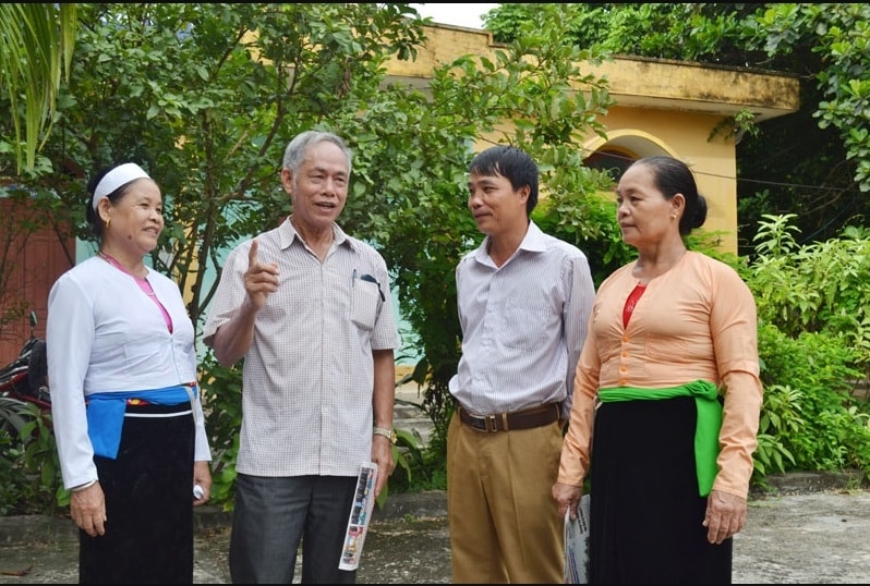 Ông Nguyễn Văn Thương, Người có uy tín ở xóm 5, xã Sủ Ngòi (TP. Hòa Bình) tuyên truyền, vận động Nhân dân chấp hành chủ trương, đường lối của Đảng, chính sách, pháp luật của Nhà nước (Ảnh: Báo Hoà Bình)