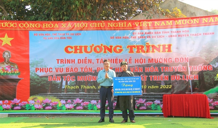 Lãnh đạo Vụ Văn hoá Dân tộc (Bộ VHTT&DL) trao tặng tượng trưng trang phục, đạo cụ, nhạc cụ Lễ hội Mường Đòn cho Nhân dân, cán bộ làng Vân Đội, xã Thành Mỹ, huyện Thạch Thành, tỉnh Thanh Hóa