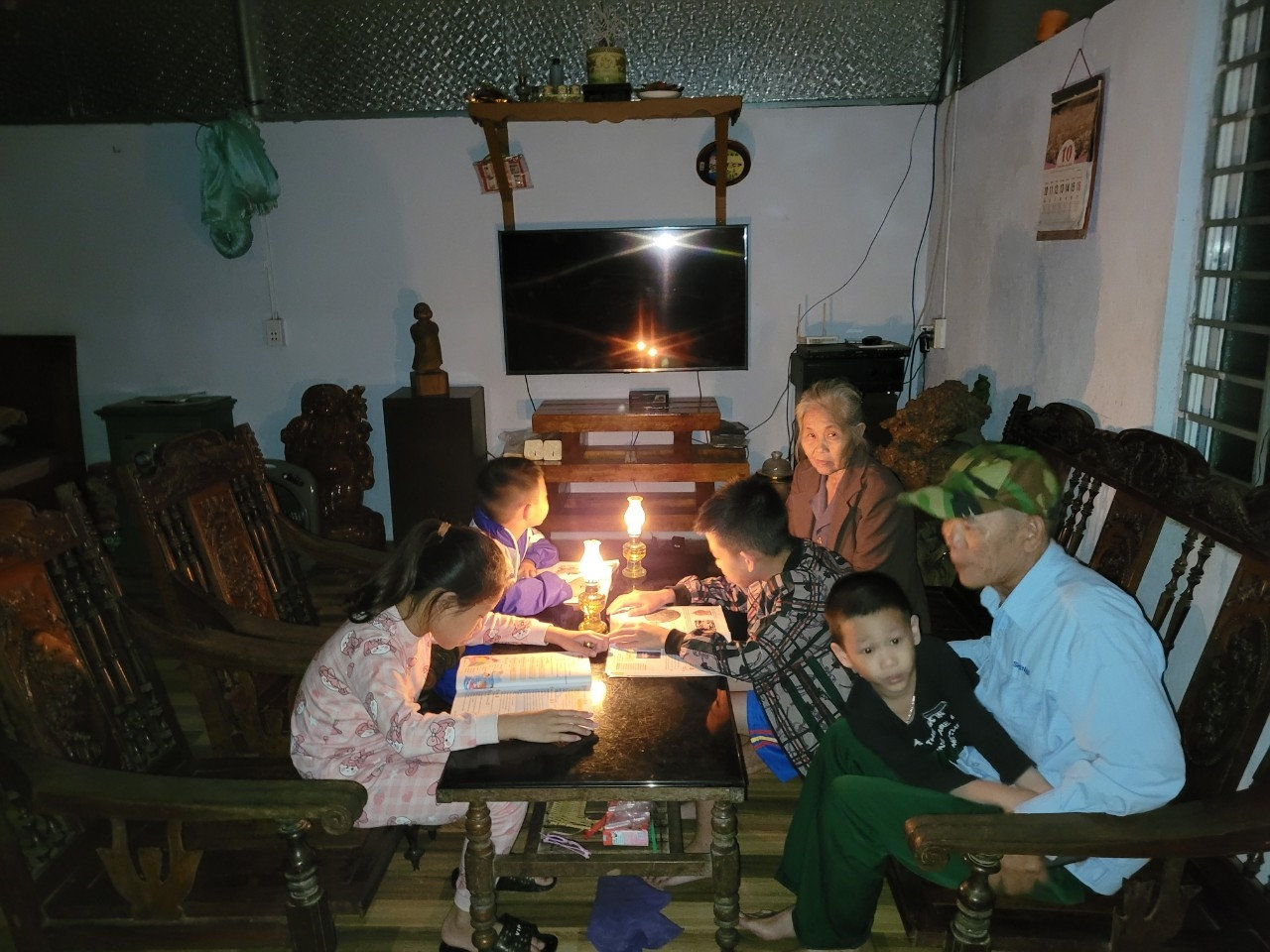Bắc Quang (Hà Giang): Trong khi đang khiếu nại chờ giải quyết đất đai, người dân bị cắt điện, nước khiến việc sinh hoạt gặp nhiều khó khăn