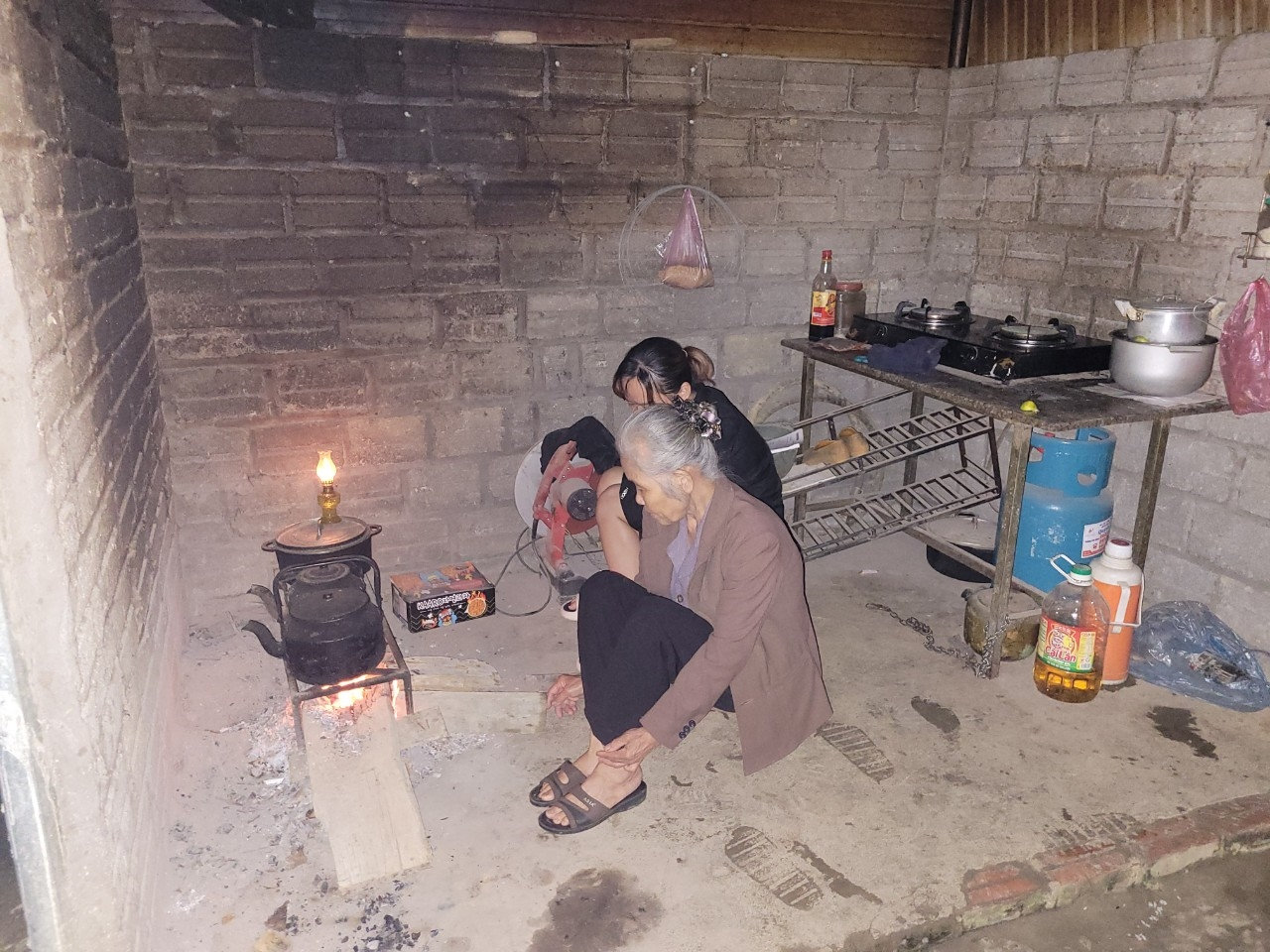 Bắc Quang (Hà Giang): Trong khi đang khiếu nại chờ giải quyết đất đai, người dân bị cắt điện, nước khiến việc sinh hoạt gặp nhiều khó khăn 1