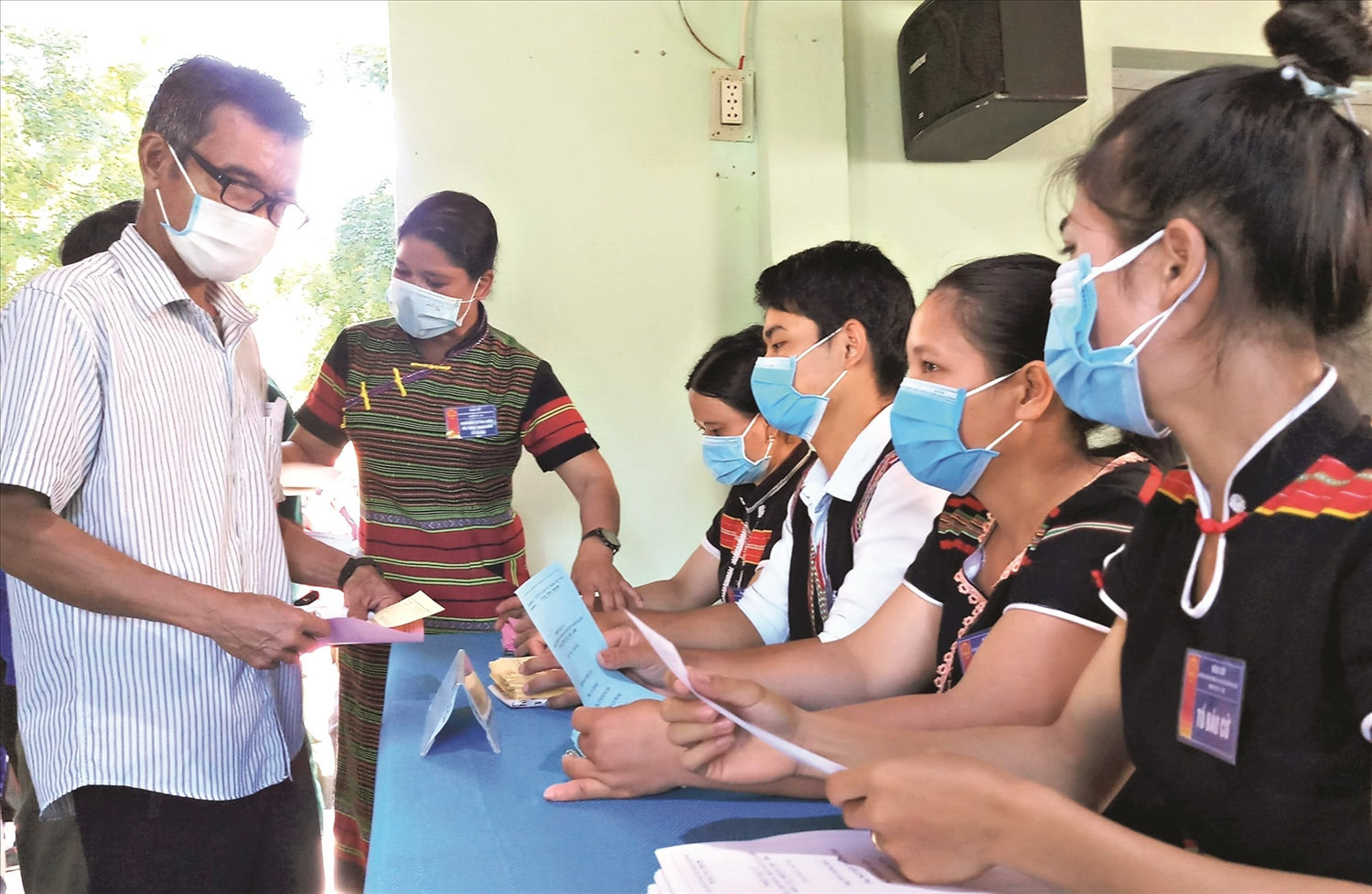 Số lượng cán bộ, công chức, viên chức là nữ người DTTS cũng không có sự chênh lệch nhiều so với nam giới ở các tỉnh, thành phố trực thuộc Trung ương. (Trong ảnh: Cán bộ xã biên giới La Dêê, huyện Nam Giang, tỉnh Quảng Nam) hỗ trợ cử tri đi bầu cử trong cuộc bầu cử ĐBQH và HĐND các cấp nhiệm kỳ 2021 – 2026; Ảnh: N.Đ – A Lăng Ngước)