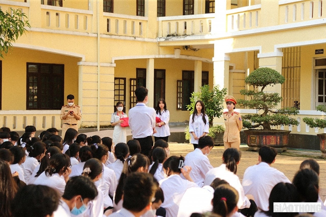Đội CSGT Công an TP Vinh phổ biến các kiến thức pháp luật ATGT cho học sinh giúp các em nắm vững kiến thức và tuân thủ luật khi tham gia giao thông