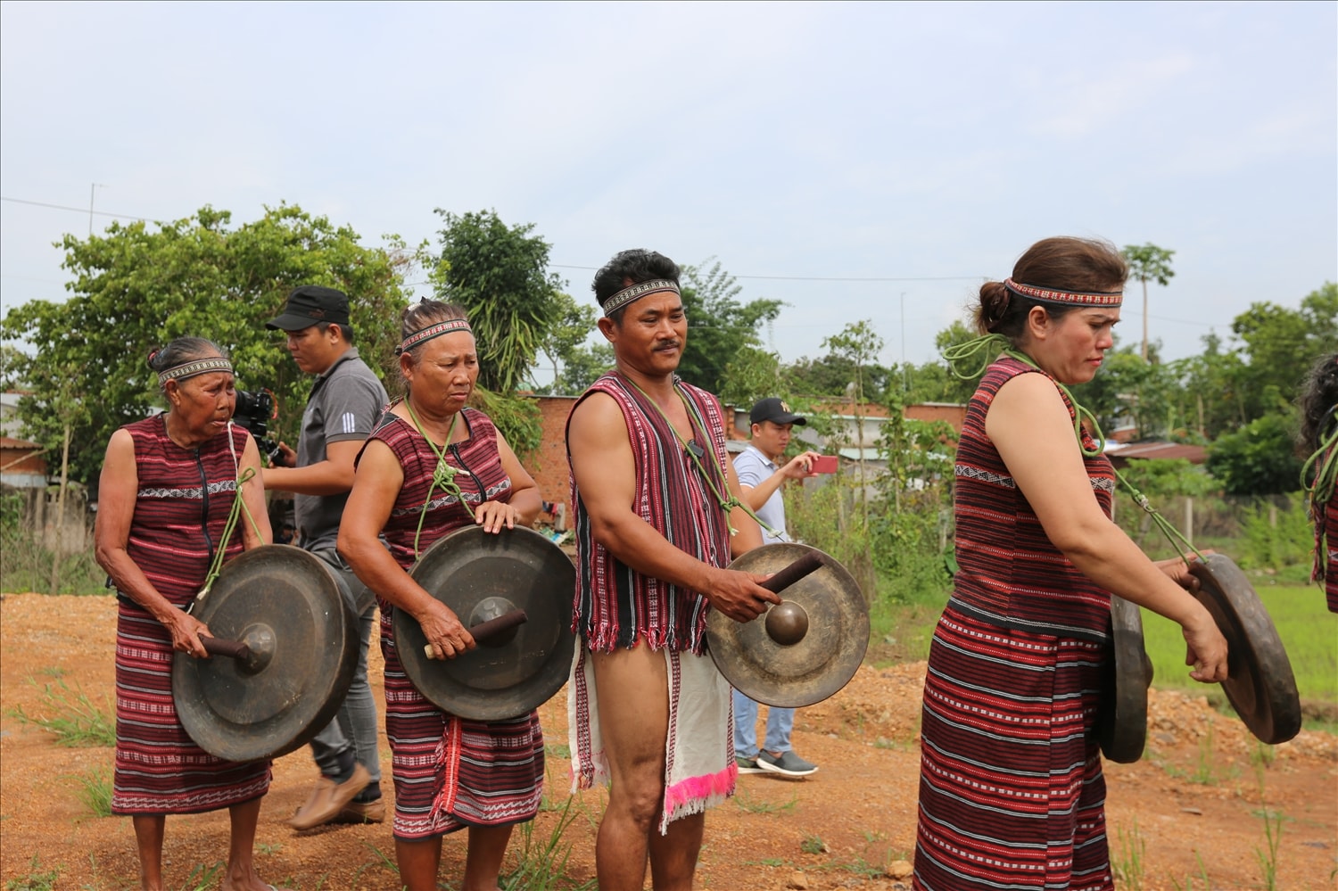 Nghệ nhân Nhà Văn hóa Dân tộc Bàu Chinh, huyện Châu Đức biểu diễn đánh cồng, chiêng. Nghệ nhân Nhà Văn hóa Dân tộc Bàu Chinh, huyện Châu Đức biểu diễn đánh cồng, chiêng.