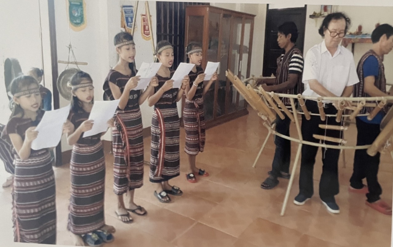 Nhạc sĩ Phan Thiết - người đánh goong choloq trong một tiết mục tập luyện văn nghệ Chơ Ro. Nhạc sĩ Phan Thiết - người đánh goong choloq trong một tiết mục tập luyện văn nghệ Chơ Ro.