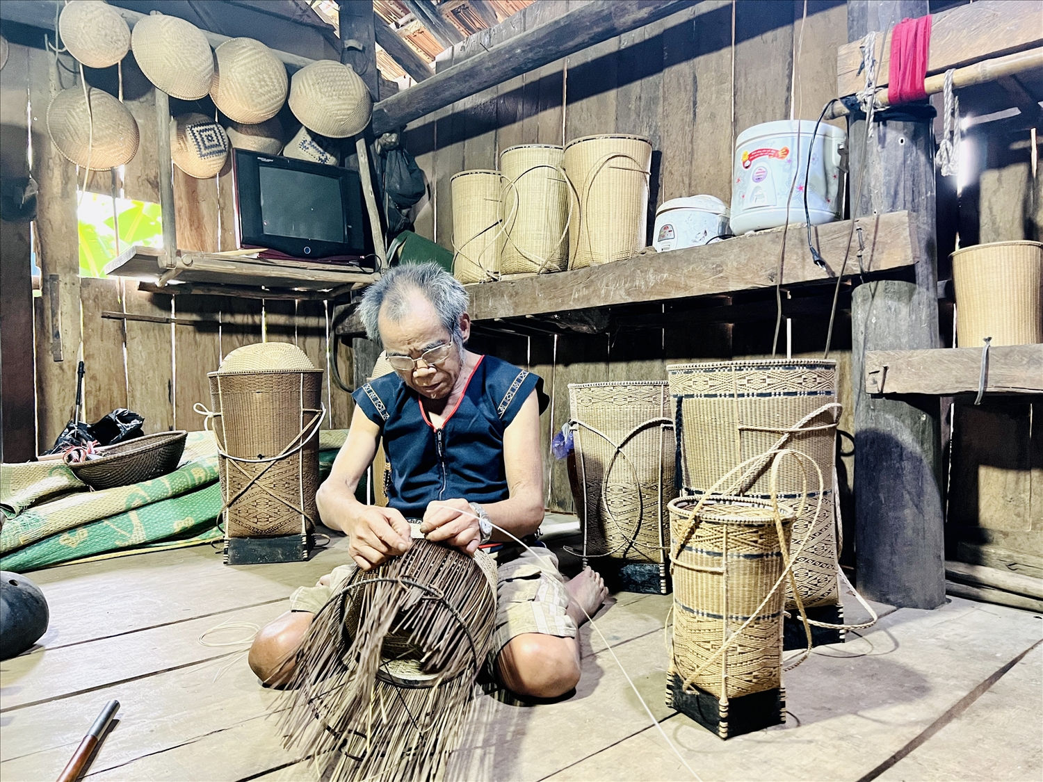 Nghệ nhân Đinh Bi khéo đan gùi, giỏi chơi chiêng 