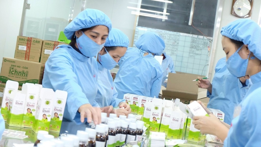 Các nhân viên đóng gói sản phẩm siro ho - cảm Ích nhi