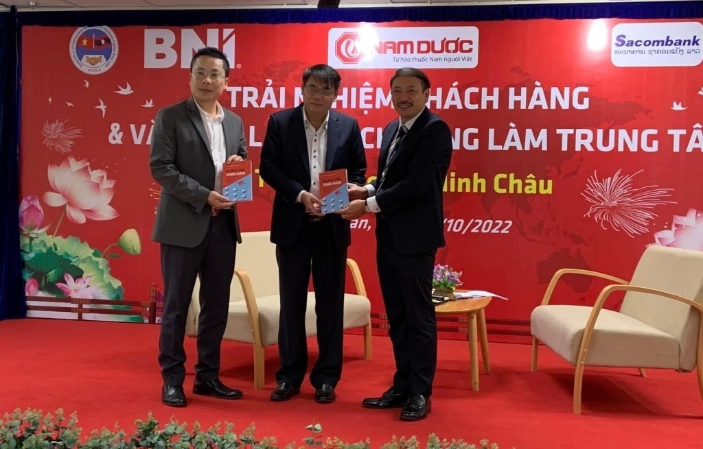 TS Hoàng Mình Châu (ngoài cùng bên phải) - Tổng Giám đốc Công ty Cổ phần Nam Dược trong một sự kiện của công ty