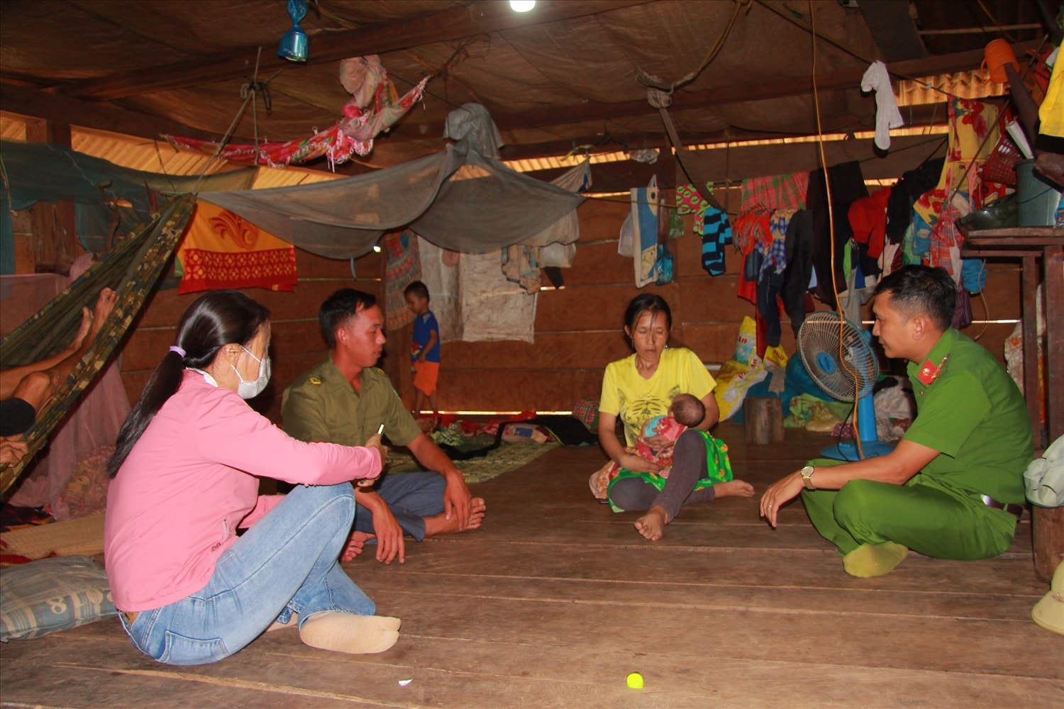 Công an xã Cư Kbang đến nhà dân tuyên truyền phòng chống ma túy Công an xã Cư Kbang đến nhà dân tuyên truyền phòng chống ma túy