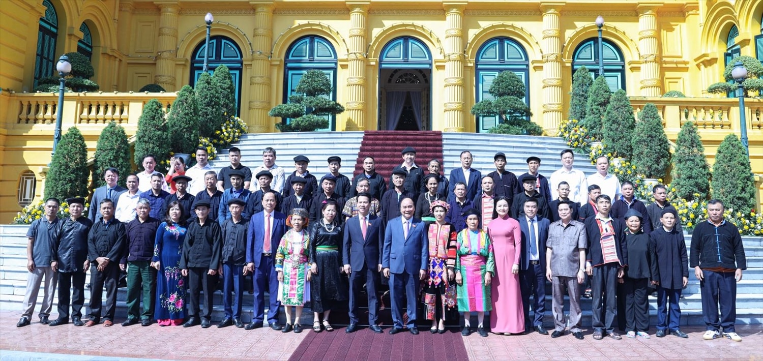 Chủ tịch nước Nguyễn Xuân Phúc với các đại biểu người có uy tín tiêu biểu tỉnh Hà Giang. Ảnh: VPCTN