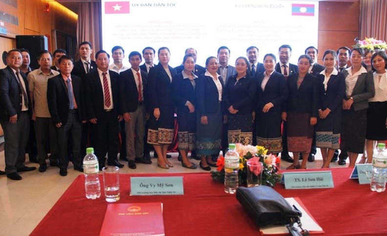 Các đại biểu chụp ảnh lưu niệm với các học viên 