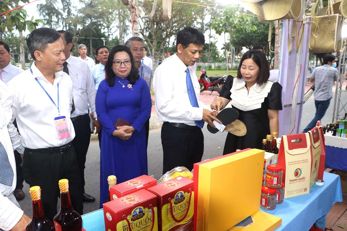 Lãnh đạo tỉnh tham quan các gian hàng OCOP 