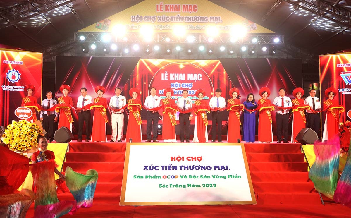 Lãnh đạo Tỉnh uủy, HĐND, UBND, Ủy ban MTTQ tỉnh thực hiện nghi thức cắt băng khai mạc
