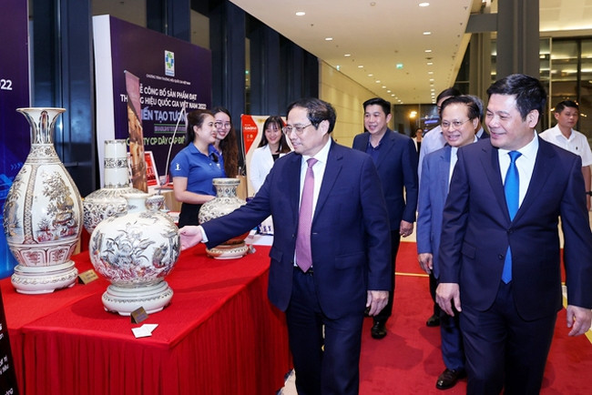 Thủ tướng tham quan trưng bày. (Ảnh: VGP/Nhật Bắc)