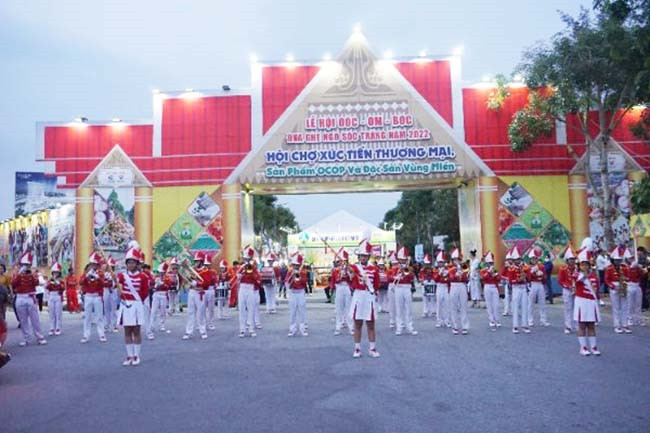 khu tiểu cảnh với sắc màu rực rỡ mang đậm sắc thái đặc trưng vùng sông nước Tây Nam Bộ