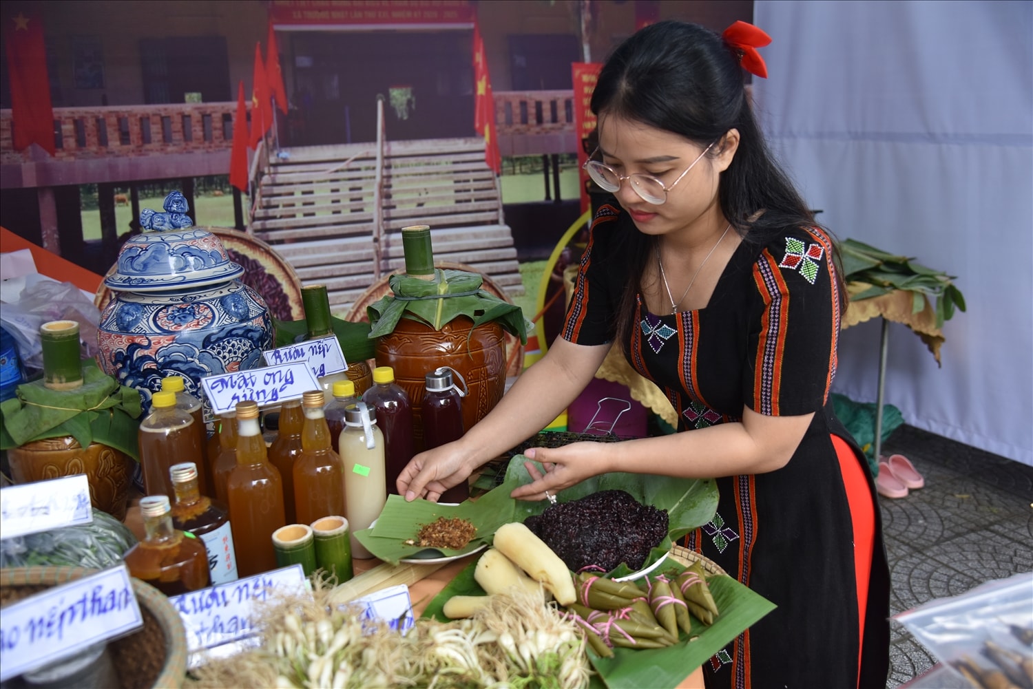 Cô gái  Cơ Tu với các mặt hàng đặc sản ẩm thực dân tộc