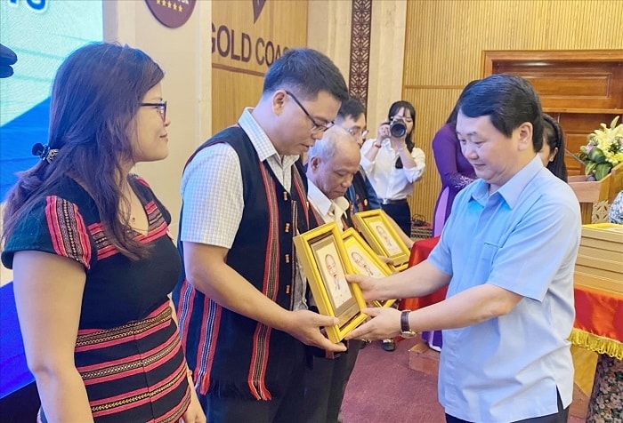 Bộ trưởng, Chủ nhiệm UBDT Hầu A Lềnh tặng ảnh Bác Hồ và quà cho Người có uy tín tiêu biểu tại buổi gặp mặt đại biểu tiêu biểu, Người có uy tín trong đồng bào DTTS các tỉnh Quảng Bình, Quảng Trị, Thừa Thiên Huế ngày 14/6/2022 Bộ trưởng, Chủ nhiệm UBDT Hầu A Lềnh tặng ảnh Bác Hồ và quà cho Người có uy tín tiêu biểu tại buổi gặp mặt đại biểu tiêu biểu, Người có uy tín trong đồng bào DTTS các tỉnh Quảng Bình, Quảng Trị, Thừa Thiên Huế ngày 14/6/2022