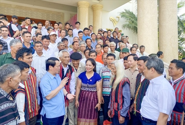 Bộ trưởng, Chủ nhiệm UBDT Hầu A Lềnh và lãnh đạo tỉnh Quảng Bình trò chuyện với đại biểu tiêu biểu, Người có uy tín trong đồng bào DTTS các tỉnh Quảng Bình, Quảng Trị, Thừa Thiên Huế ngày 14/6/2022 tại TP. Đồng Hới, tỉnh Quảng Bình Bộ trưởng, Chủ nhiệm UBDT Hầu A Lềnh và lãnh đạo tỉnh Quảng Bình trò chuyện với đại biểu tiêu biểu, Người có uy tín trong đồng bào DTTS các tỉnh Quảng Bình, Quảng Trị, Thừa Thiên Huế ngày 14/6/2022 tại TP. Đồng Hới, tỉnh Quảng Bình