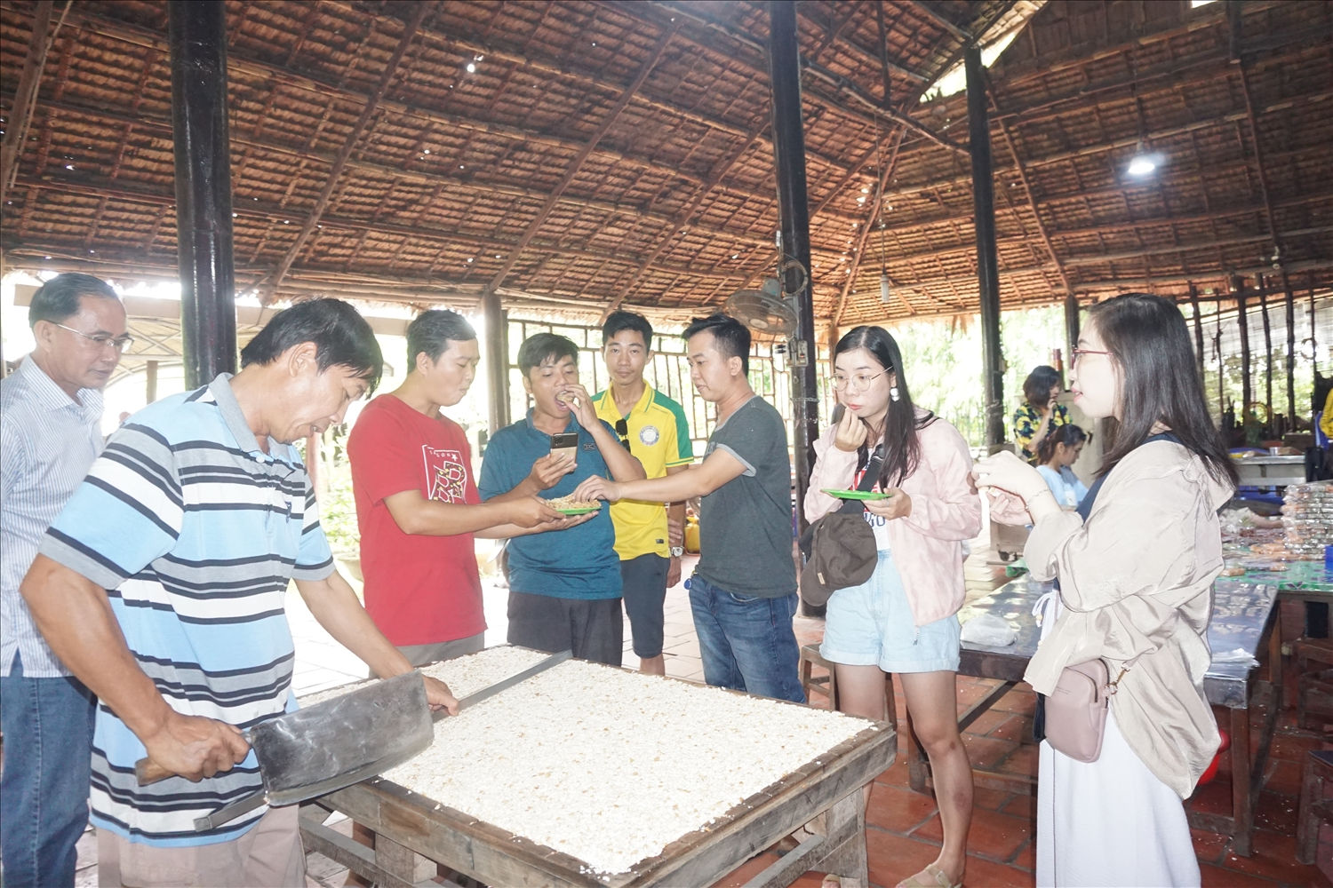 Trải nghiệm làng nghề làm cốm nổ