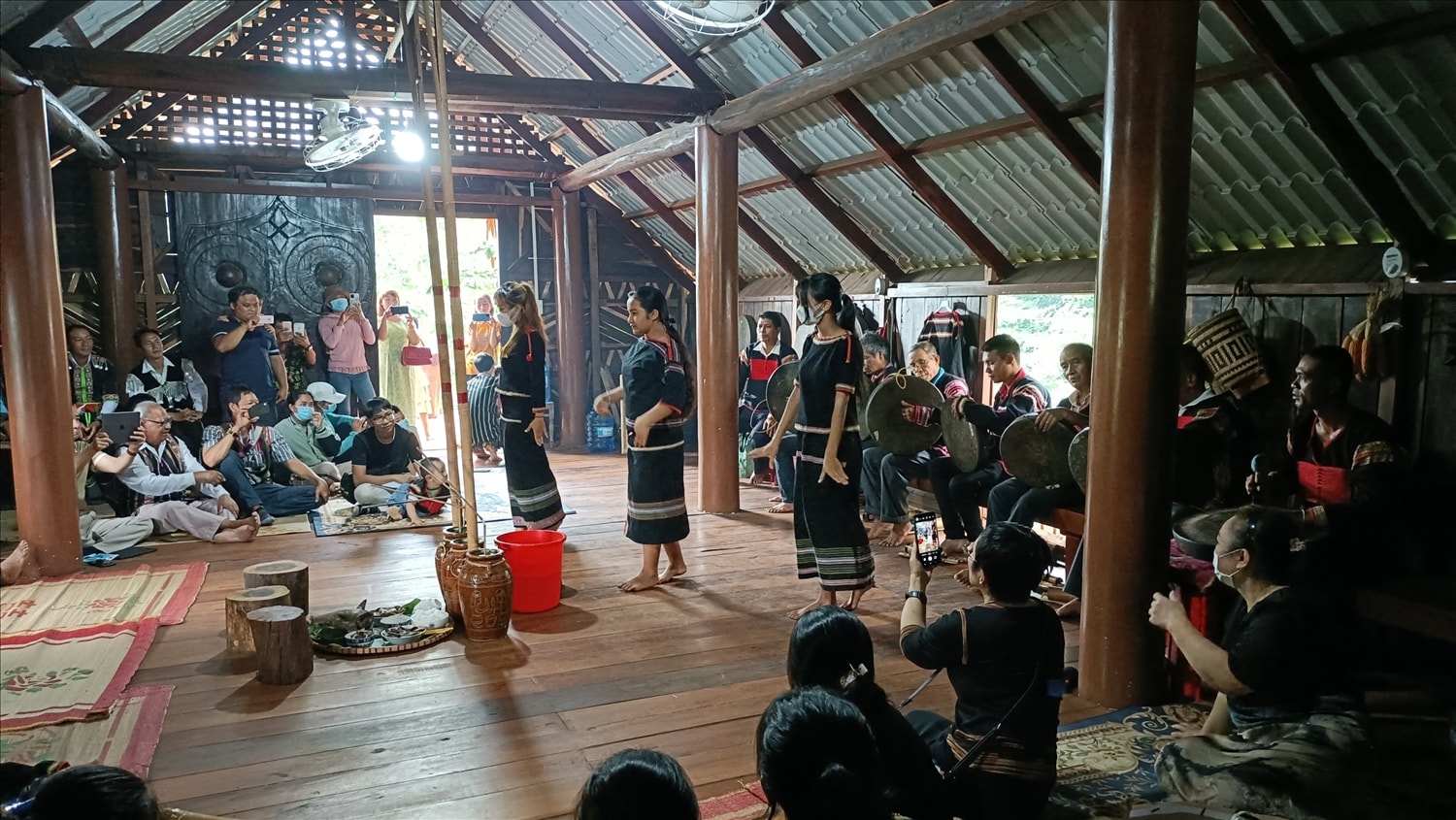 Homestay Hnoh Eakao là nơi tổ chức các nghi lễ như Lễ chúc mừng sức khỏe của đồng bào Ê Đê xã Ea Kao