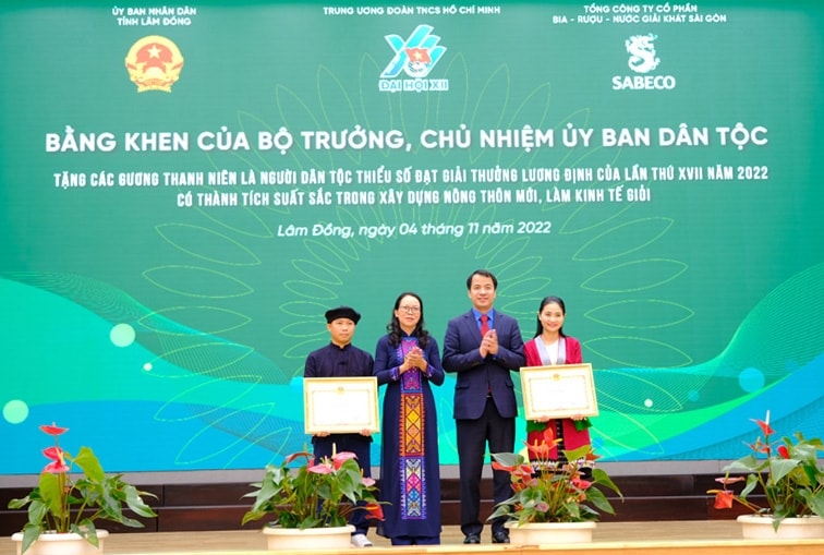 Thừa ủy quyền của Bộ trưởng, Chủ nhiệm Ủy ban Dân tộc, Thứ trưởng, Phó Chủ nhiệm Hoàng Thị Hạnh trao Trao Bằng khen của Bộ trưởng, Chủ nhiệm Ủy ban Dân tộc cho 2 thanh niên là người DTTS