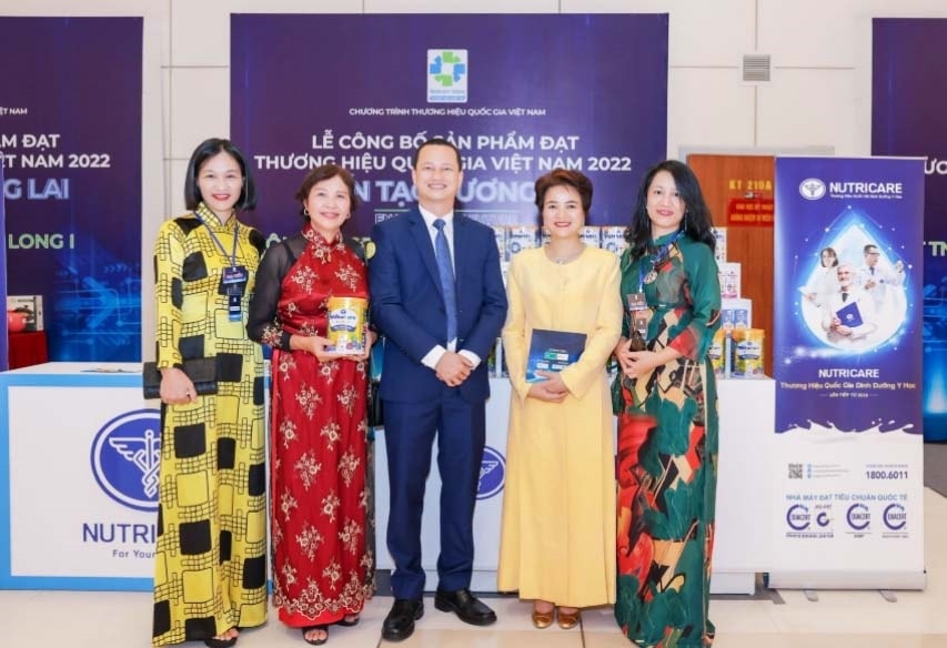 Đại diện Sao Thái Dương tại buổi lễ công bố Thương hiệu quốc gia 2022 Đại diện Sao Thái Dương tại buổi lễ công bố Thương hiệu quốc gia 2022