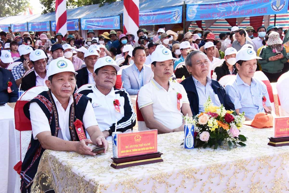 Đại biểu, người dân, du khách trong và ngoài tỉnh hân hoan đến dự Lễ hội