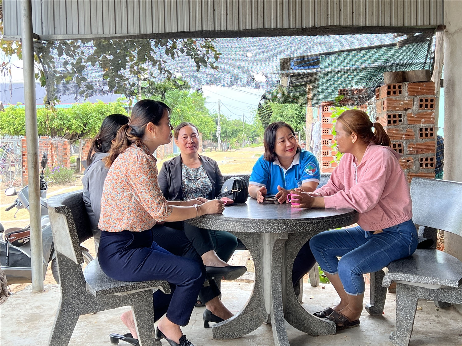 Chị Kpă H’blí (bên phải ảnh) sẵn sàng hỗ trợ chị em phụ nữ DTTS Ba Na vươn lên thoát nghèo