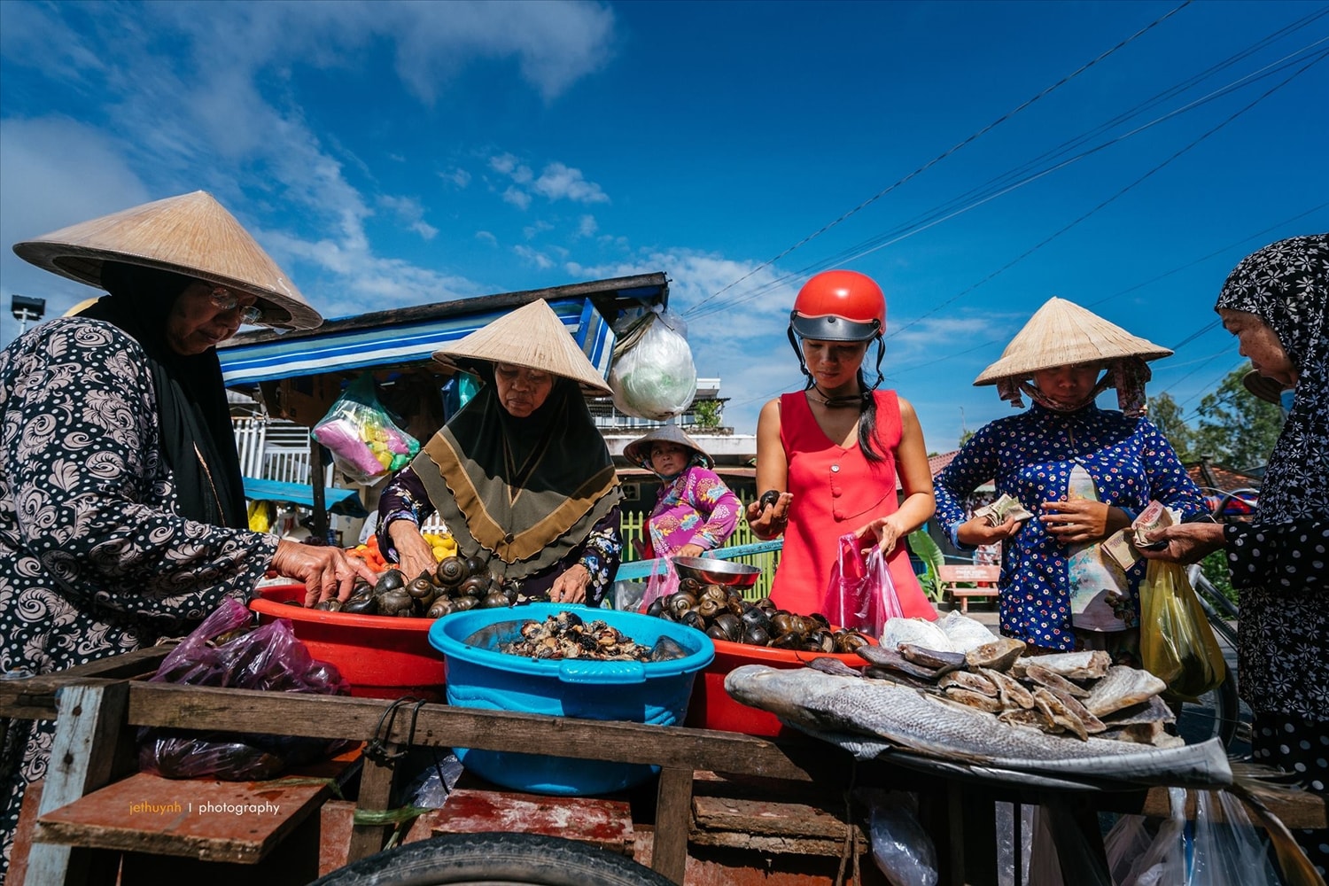 Đời sống của đại bộ phận người dân vùng đồng bào dân tộc Chăm đã được nâng lên, mức sống khá cao so với mặt bằng chung của 53 DTTS. (Trong ảnh: Bán hàng lưu động ở làng Chăm Châu Giang, xã Châu Phong, thị xã Tân Châu, tỉnh An Giang - Ảnh: TL)