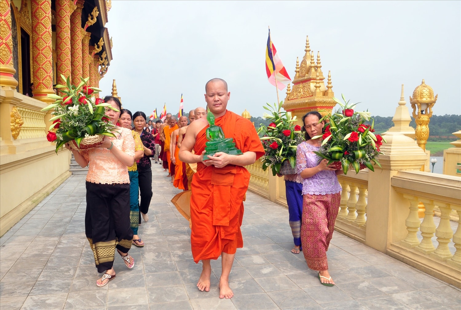 Văn hóa truyền thống của đồng bào dân tộc Khmer được bảo tồn, phát huy. (Trong ảnh: Tết Chôl Chnăm Thmây của đồng bào Khmer được tái hiện tại không gian chùa Khmer, Làng dân tộc III, Làng Văn hóa - Du lịch các dân tộc Việt Nam, Đồng Mô - Sơn Tây - Hà Nội)